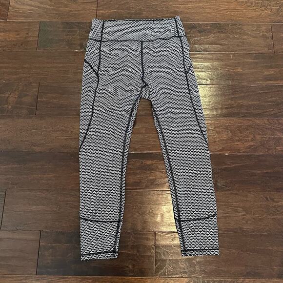Lululemon In Movement 7/8 Tight Everlux Leggings Black White Print Size 10 - Picture 12 of 12